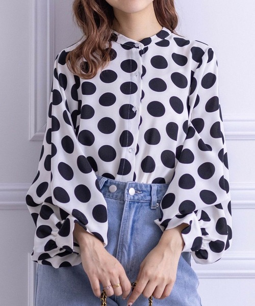 clear（クリア）の「無地柄アソートマルチWAYボリュームスリーブブラウス[オフィスカジュアル 着回し抜群 大人 カジュアル]≪2024AW≫（シャツ/ブラウス・レディース・ホワイト系その他/ブラック系その他/オフホワイト/ピンク/ベージュ/ブラック/ホワイト系その他3/ブルー系その他/グレー/ホワイト系その他2/ライトピンク/ブラック系その他2・F）」の5枚目の写真