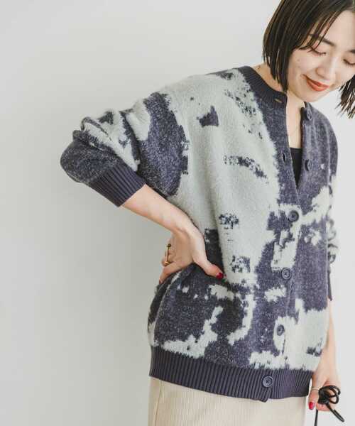 ITEMS URBANRESEARCH（アイテムズ アーバンリサーチ）の「ジャガードクルーネックカーディガン（カーディガン/ボレロ・レディース・グレー/チャコールグレー/ブラウン・FREE）」の2枚目の写真