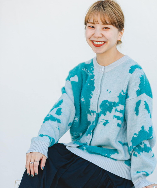 ITEMS URBANRESEARCH（アイテムズ アーバンリサーチ）の「ジャガードクルーネックカーディガン（カーディガン/ボレロ・レディース・グレー/チャコールグレー/ブラウン・FREE）」の5枚目の写真