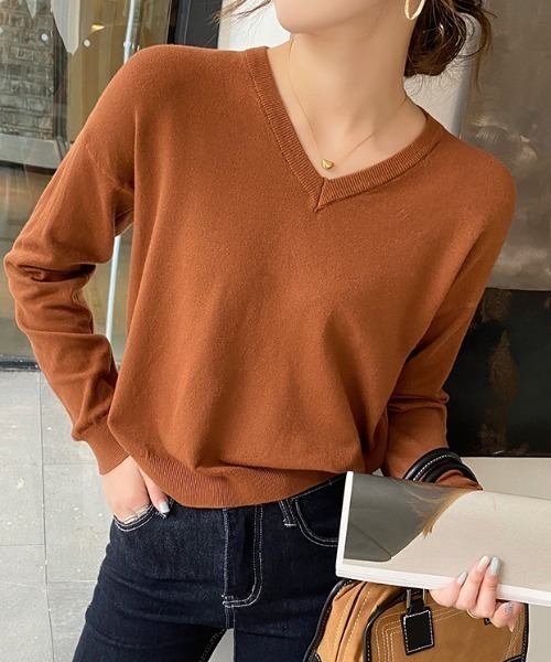 COCOMOMO（ココモモ）の「【10色展開】 Vネックニット シンプルベーシック やわらか カラーニット長袖トップス（ニット/セーター・レディース・ブラウン/ブラック/アイボリー/ホワイト/ピンク/ベージュ/グリーン/イエロー系/ネイビー/ワイン・FREE）」の4枚目の写真