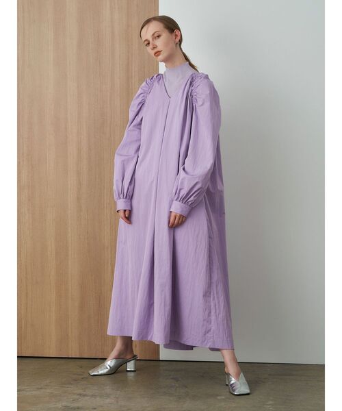 ELENDEEK（エレンディーク）の「ギャザーショルダーVネックワンピース（ワンピース・レディース・オフホワイト/ブラック/ラベンダー・01/02）」の3枚目の写真