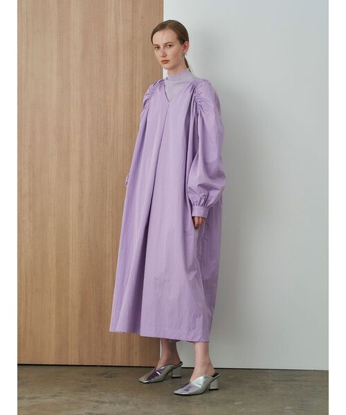 ELENDEEK（エレンディーク）の「ギャザーショルダーVネックワンピース（ワンピース・レディース・オフホワイト/ブラック/ラベンダー・01/02）」の20枚目の写真