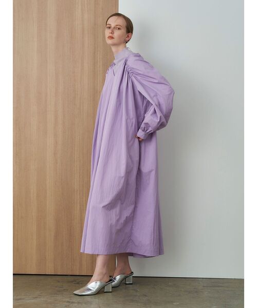 ELENDEEK（エレンディーク）の「ギャザーショルダーVネックワンピース（ワンピース・レディース・オフホワイト/ブラック/ラベンダー・01/02）」の21枚目の写真