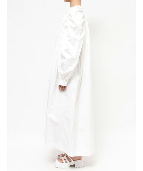 ELENDEEK（エレンディーク）の「ギャザーショルダーVネックワンピース（ワンピース・レディース・オフホワイト/ブラック/ラベンダー・01/02）」の4枚目の写真