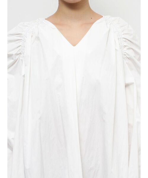 ELENDEEK（エレンディーク）の「ギャザーショルダーVネックワンピース（ワンピース・レディース・オフホワイト/ブラック/ラベンダー・01/02）」の6枚目の写真