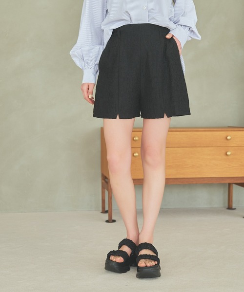 mysty woman(ミスティウーマン)の「シャーリングショートパンツ 106948(その他パンツ・レディース・アイボリー/ブラック/ライトグリーン・FREE)」の2枚目の写真