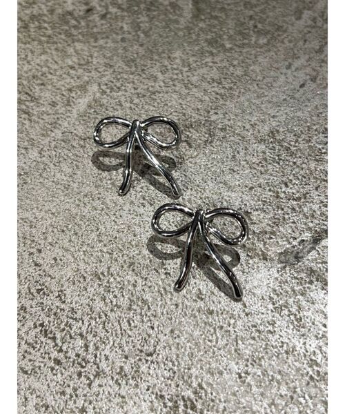 EMODA（エモダ）の「POINT RIBBONピアス（ピアス（両耳用）・レディース・シルバー/ゴールド・FREE）」の2枚目の写真