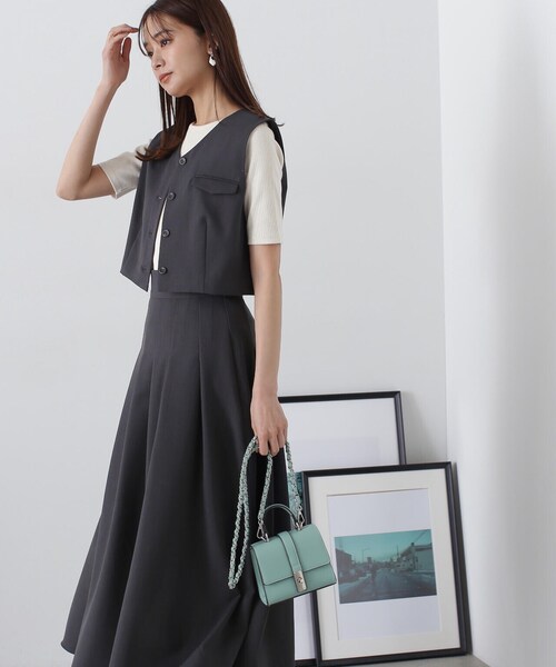 N.(N. Natural Beauty Basic)(エヌエヌナチュラルビューティーベーシック)の「◆クロップドジレスカートセット(ワンピース・レディース・チャコールグレー/ベージュ系その他・MEDIUM)」の4枚目の写真