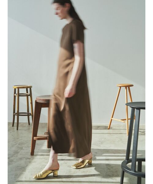 ELENDEEK（エレンディーク）の「センタースリットワンピース（ワンピース・レディース・ブラック/ブラウン/オフホワイト・01/02）」の4枚目の写真