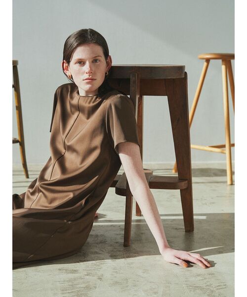 ELENDEEK（エレンディーク）の「センタースリットワンピース（ワンピース・レディース・ブラック/ブラウン/オフホワイト・01/02）」の6枚目の写真