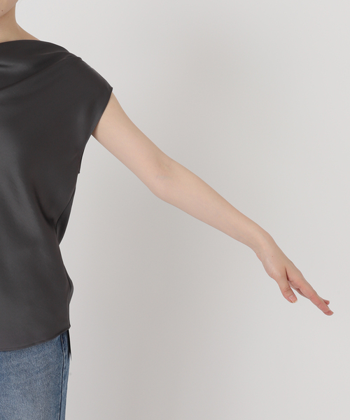 Noble（ノーブル）の「ドレープサテン2WAYブラウス（シャツ/ブラウス・レディース・チャコールグレー/ベージュ・FREE）」の7枚目の写真