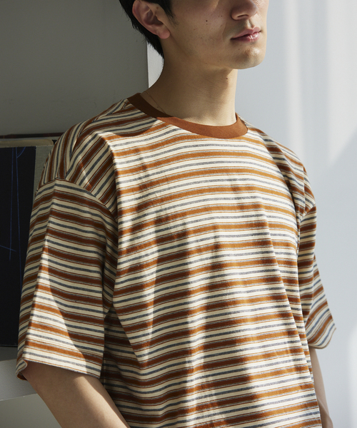JOURNAL STANDARD relume（ジャーナルスタンダード　レリューム）の「【HOUSE HOLD / ハウスホールド】 マルチボーダーTシャツ（Tシャツ/カットソー・メンズ・ブラック/キャメル/グリーン・MEDIUM/LARGE）」の4枚目の写真