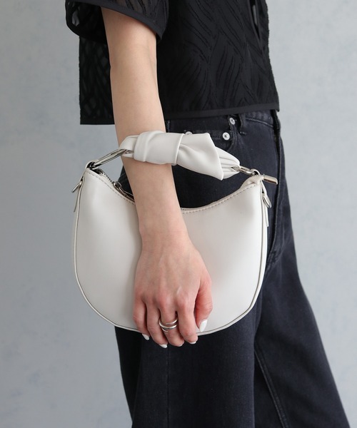 cheriella（シェリエラ）の「【cheriella】ノットデザインハンドショルダーバッグ KNOT DESIGN HAND SHOULDER BAG（ショルダーバッグ・レディース・ブラック/アイボリー/シルバー・ONESIZE）」の2枚目の写真