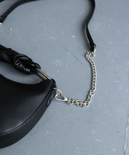 cheriella（シェリエラ）の「【cheriella】ノットデザインハンドショルダーバッグ KNOT DESIGN HAND SHOULDER BAG（ショルダーバッグ・レディース・ブラック/アイボリー/シルバー・ONESIZE）」の10枚目の写真