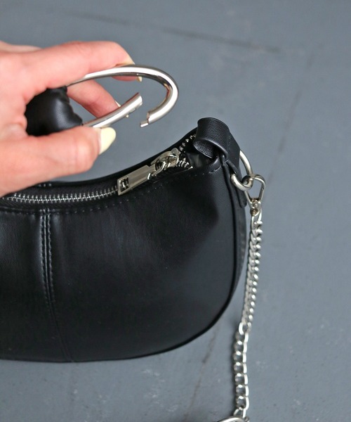 cheriella（シェリエラ）の「【cheriella】ノットデザインハンドショルダーバッグ KNOT DESIGN HAND SHOULDER BAG（ショルダーバッグ・レディース・ブラック/アイボリー/シルバー・ONESIZE）」の4枚目の写真