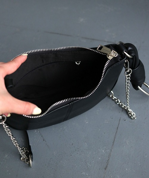 cheriella（シェリエラ）の「【cheriella】ノットデザインハンドショルダーバッグ KNOT DESIGN HAND SHOULDER BAG（ショルダーバッグ・レディース・ブラック/アイボリー/シルバー・ONESIZE）」の5枚目の写真