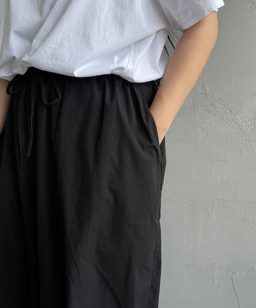 mizuiroind（ミズイロインド）の「[mizuiro ind/ミズイロインド] ドローストリング ヘムボリュームパンツ（その他パンツ・レディース・ブラック・F）」の18枚目の写真