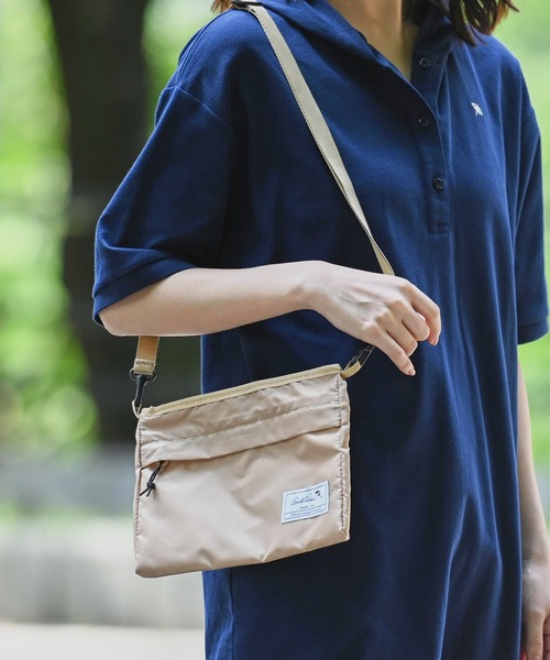 Arnold Palmer（アーノルドパーマー）の「撥水 2WAY シェア サコッシュ バッグ（ショルダーバッグ・レディース・ブラック/ベージュ・F）」の2枚目の写真