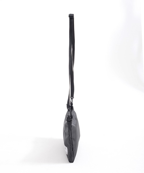 Arnold Palmer（アーノルドパーマー）の「撥水 2WAY シェア サコッシュ バッグ（ショルダーバッグ・レディース・ブラック/ベージュ・F）」の5枚目の写真