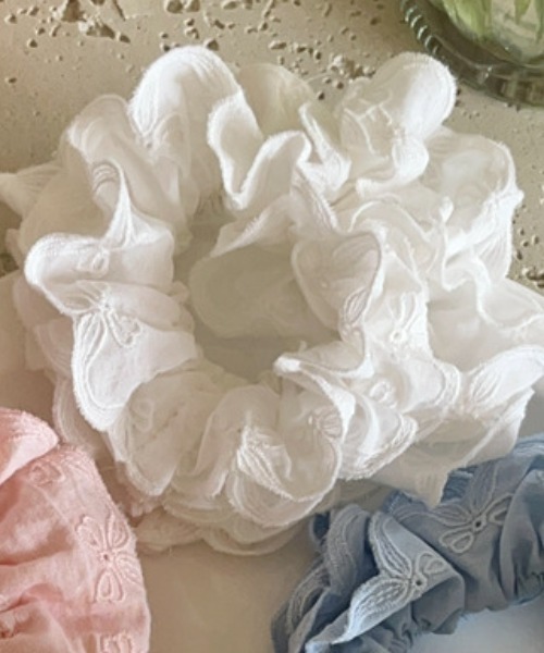 Mayree(メイリー)の「【urge select】リボン刺繍 フリル ボリューム シュシュ(シュシュ・レディース・ブルー/ホワイト/ピンク/イエロー・FREE)」の2枚目の写真