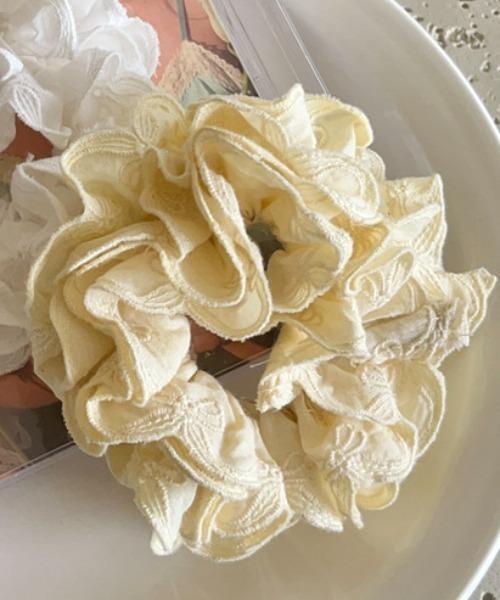 Mayree(メイリー)の「【urge select】リボン刺繍 フリル ボリューム シュシュ(シュシュ・レディース・ブルー/ホワイト/ピンク/イエロー・FREE)」の4枚目の写真