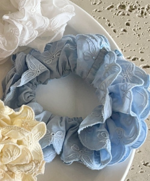 Mayree(メイリー)の「【urge select】リボン刺繍 フリル ボリューム シュシュ(シュシュ・レディース・ブルー/ホワイト/ピンク/イエロー・FREE)」の3枚目の写真