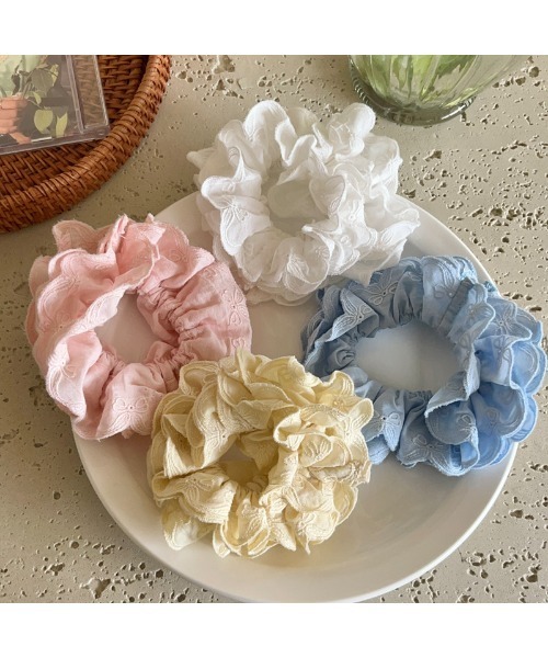 Mayree(メイリー)の「【urge select】リボン刺繍 フリル ボリューム シュシュ(シュシュ・レディース・ブルー/ホワイト/ピンク/イエロー・FREE)」の5枚目の写真