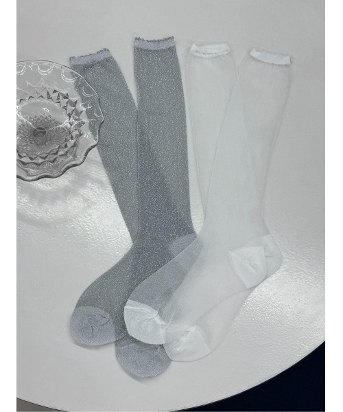 F i.n.t(フィント)の「シアーラメハイソックス/fint(ソックス/靴下・レディース・シルバー/オフホワイト・FREE)」の1枚目の写真