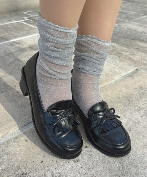 F i.n.t(フィント)の「シアーラメハイソックス/fint(ソックス/靴下・レディース・シルバー/オフホワイト・FREE)」の2枚目の写真