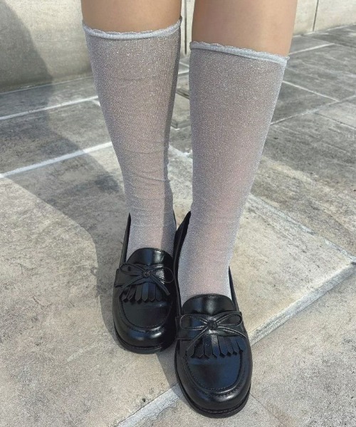 F i.n.t(フィント)の「シアーラメハイソックス/fint(ソックス/靴下・レディース・シルバー/オフホワイト・FREE)」の4枚目の写真