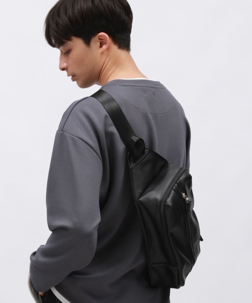 LAKOLE（ラコレ）の「フェイクレザーたて型ボディバッグ / 132227（ボディバッグ/ウエストポーチ・メンズ・ネイビー/ブラック/グレー・FREE）」の2枚目の写真