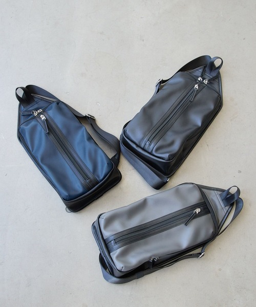 LAKOLE（ラコレ）の「フェイクレザーたて型ボディバッグ / 132227（ボディバッグ/ウエストポーチ・メンズ・ネイビー/ブラック/グレー・FREE）」の4枚目の写真