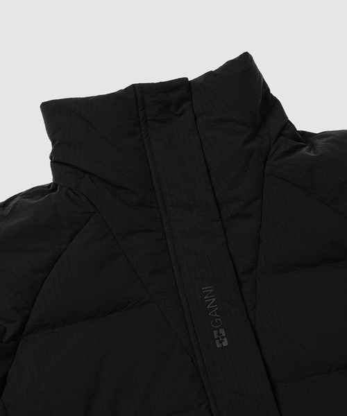 GANNI（ガニー）の「Tech Seersucker Oversized Puffer Jacket（ダウンジャケット/コート・レディース・ブラック・S/M）」の5枚目の写真