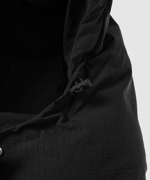 GANNI（ガニー）の「Tech Seersucker Oversized Puffer Jacket（ダウンジャケット/コート・レディース・ブラック・S/M）」の4枚目の写真