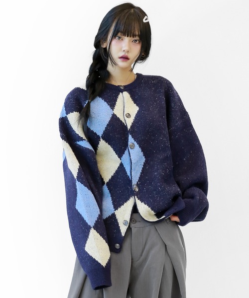 minsobi（ミンソビ）の「ダイヤチェックニットカーディガン 厚手ニットカーデ アーガイル ニット（カーディガン/ボレロ・メンズ・ブラック/ネイビー・FREE）」の2枚目の写真