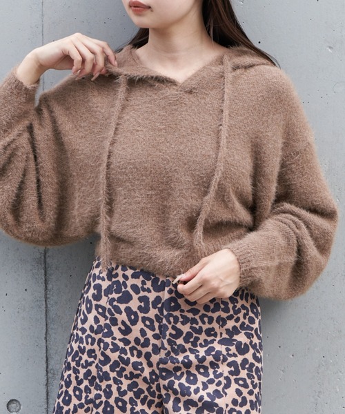 RAY CASSIN（レイカズン）の「【やわらかい肌ざわり】シャギーフードニット（ニット/セーター・レディース・ライトグレー/ブラウン/レッド/ブラック・FREE）」の4枚目の写真