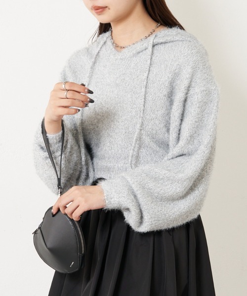 RAY CASSIN（レイカズン）の「【やわらかい肌ざわり】シャギーフードニット（ニット/セーター・レディース・ライトグレー/ブラウン/レッド/ブラック・FREE）」の3枚目の写真