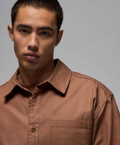 JORDAN BRAND(ジョーダンブランド)の「ジョーダン エッセンシャル メンズボタンダウンシャツ / Jordan Essentials Men's Button-Down Shirt FV7446-223 Archaeo Brown(シャツ/ブラウス・メンズ・ブラウン系その他2・S/M/L/2XL/XL/XS)」の4枚目の写真