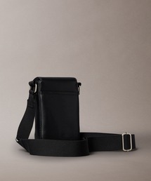   CKモノグラム ナイロン フラップ クロスボディ Calvin Klein（カルバン・クライン）の「モノグラム ロゴ