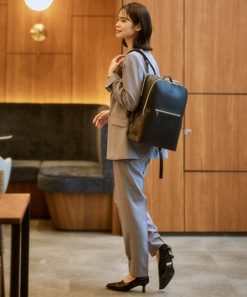 7days Life Styling(セブンデイズライフスタイリング)の「【選べる2サイズ】10ポケットPC収納付き かるいリュックサック(A4対応)(バックパック/リュック・レディース・グレー/ブラック・01/02)」の15枚目の写真