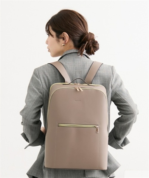 7days Life Styling(セブンデイズライフスタイリング)の「【選べる2サイズ】10ポケットPC収納付き かるいリュックサック(A4対応)(バックパック/リュック・レディース・グレー/ブラック・01/02)」の3枚目の写真