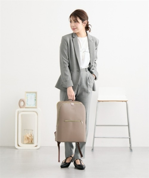 7days Life Styling(セブンデイズライフスタイリング)の「【選べる2サイズ】10ポケットPC収納付き かるいリュックサック(A4対応)(バックパック/リュック・レディース・グレー/ブラック・01/02)」の4枚目の写真