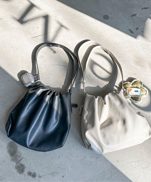 PILIT(ピリット)の「サイドファスナーショルダー(ショルダーバッグ・レディース・グレイッシュベージュ/ブラック・FREE)」の4枚目の写真