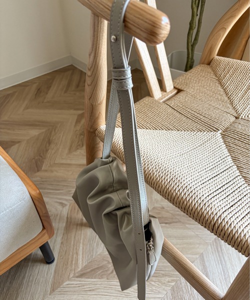 PILIT(ピリット)の「サイドファスナーショルダー(ショルダーバッグ・レディース・グレイッシュベージュ/ブラック・FREE)」の12枚目の写真