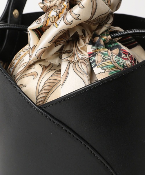 Andemiu（アンデミュウ）の「スカーフバケツバック322616（ショルダーバッグ・レディース・ブラック/ベージュ・FREE）」の6枚目の写真