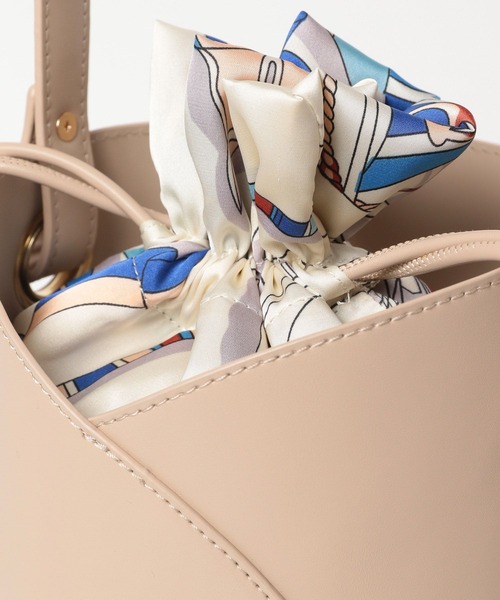 Andemiu（アンデミュウ）の「スカーフバケツバック322616（ショルダーバッグ・レディース・ブラック/ベージュ・FREE）」の5枚目の写真