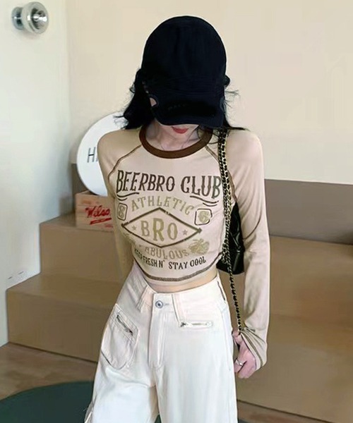 VIBGYOR(ヴィブジョー)の「【EIZZ/アイズ】ヴィンテージ風 ショート丈 トップス(Tシャツ/カットソー・レディース・ベージュ/ワイン・FREE)」の2枚目の写真