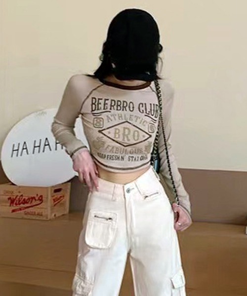 VIBGYOR(ヴィブジョー)の「【EIZZ/アイズ】ヴィンテージ風 ショート丈 トップス(Tシャツ/カットソー・レディース・ベージュ/ワイン・FREE)」の4枚目の写真