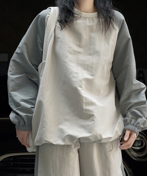 SUWDEE(スーディー)の「bicolor raglan sleeve oversize pullover(その他トップス・レディース・ブラック/グレー・FREE)」の1枚目の写真