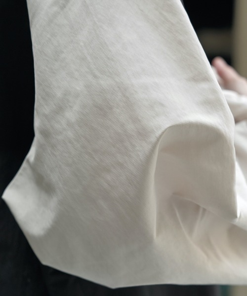 SUWDEE(スーディー)の「bicolor raglan sleeve oversize pullover(その他トップス・レディース・ブラック/グレー・FREE)」の16枚目の写真